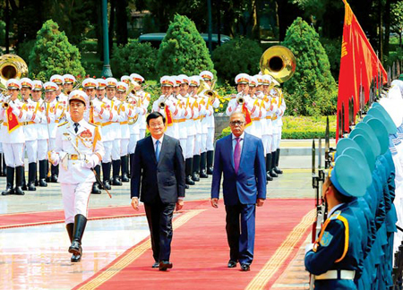 Chủ tịch nước Trương Tấn Sang và Tổng thống Bangladesh Md. Abdul Hamid duyệt đội danh dự Quân đội nhân dân Việt Nam.